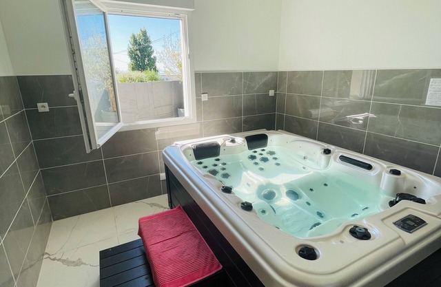 Villa with private jacuzzi 500m from the sea