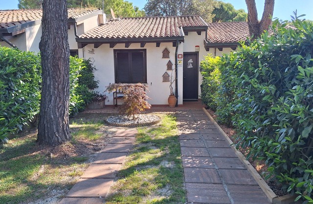 Villa with private garden and pool use