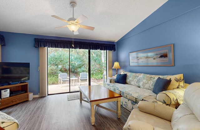 Villa w / patio y piscinas compartidas, sauna, tenis y gimnasio - 1 cuadra a la playa, perros OK