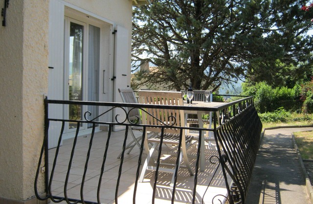 Villa con piscina y apartamento, impresionantes vistas a las afueras de una ciudad.
