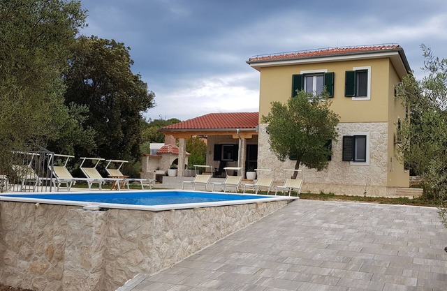 Villa con piscina junto al mar, 5 dormitorios.