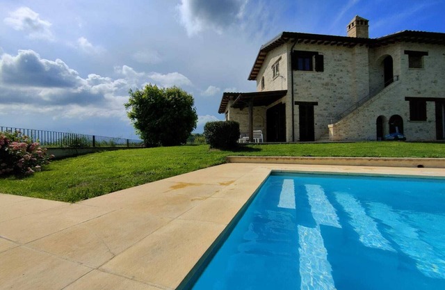 Villa con piscina a 15 km del mar, wifi, aire acondicionado, panorámica.