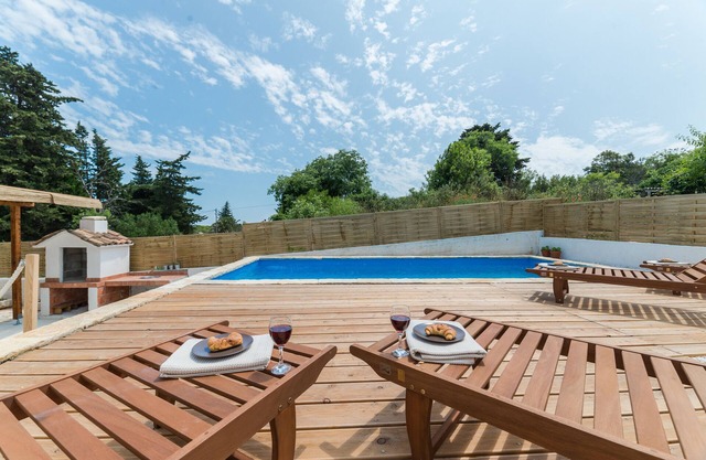 Villa con piscina, a 300 metros de la playa, vista al mar, zona tranquila, cerca de Zadar
