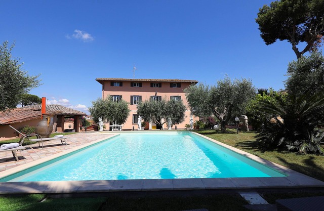 villa con piscina a pocos minutos del centro histórico