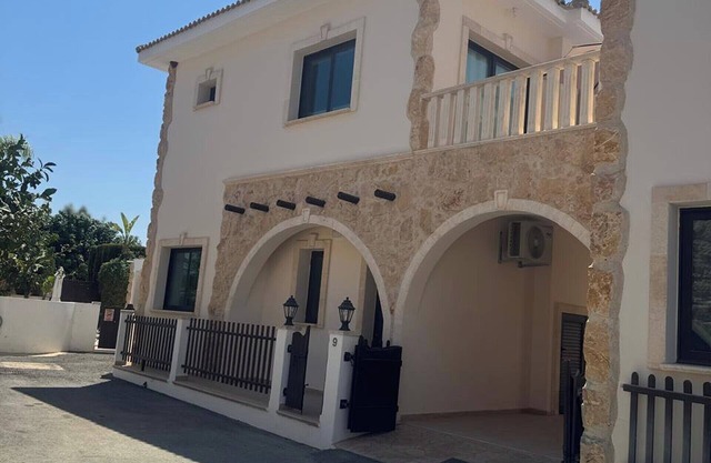 Villa with 3 bedrooms for up to 6 people and access to the pool