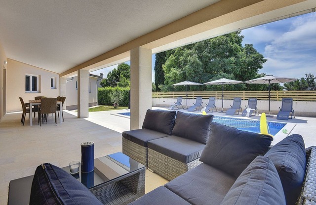 Villa con piscina y habitaciones con aire acondicionado