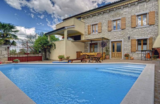Casa vacacional con piscina y barbacoa