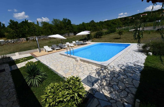Casa vacacional con piscina y terraza de barbacoa