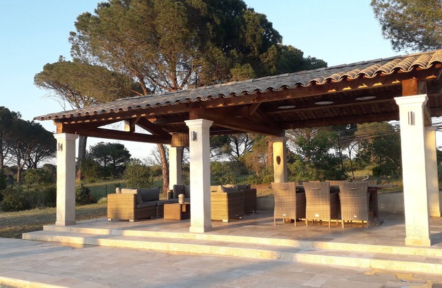 Villa con piscina climatizada y terraza extra grande, en el silencio de la reserva natural.
