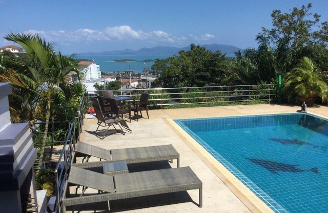 Villa con piscina y fantásticas vistas, a pocos minutos en coche de la playa.