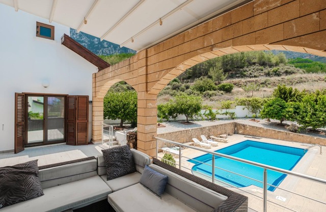 Villa with Pool and Garden 9 min to Beach in Lapta