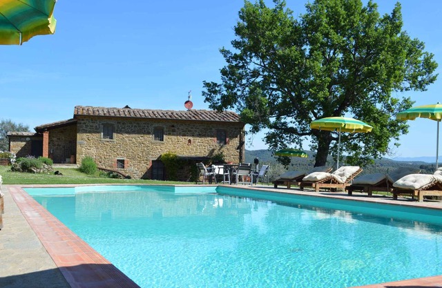 Casa vacacional con piscina y jardín