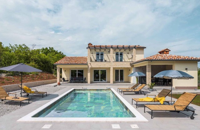 Casa vacacional con piscina y gran jardín