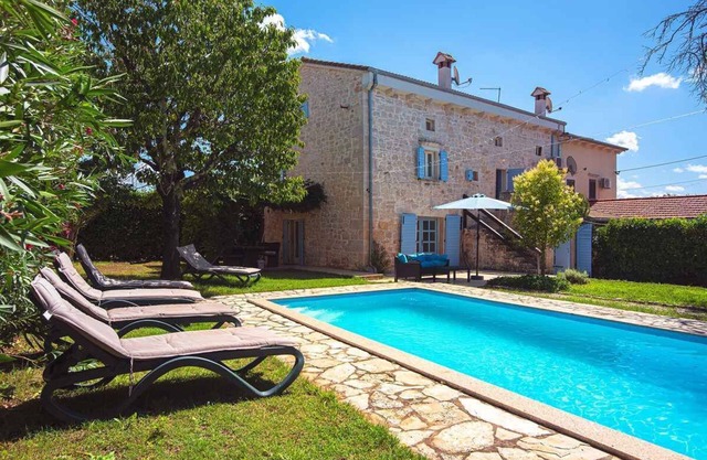 Casa vacacional con piscina y parque infantil