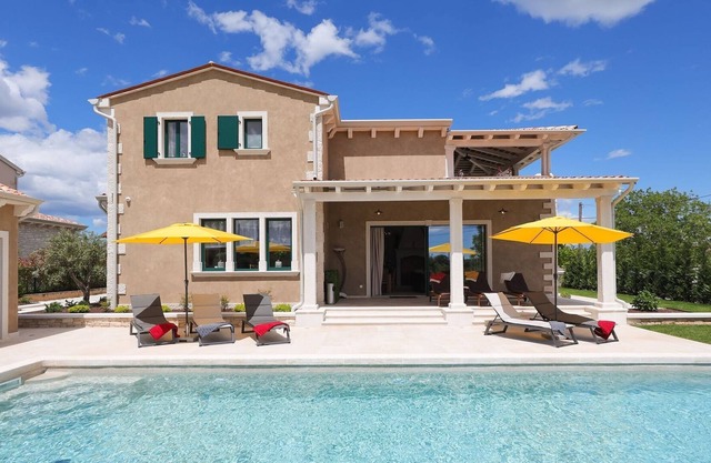 Villa con piscina y sauna para hasta 9 personas en el centro de Istria