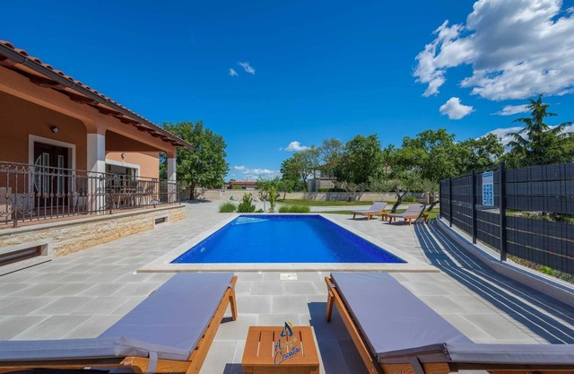 Villa con piscina y bienestar, privacidad garantizada.