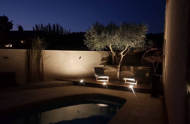 Villa with swimming pool at the foot of the Luberon