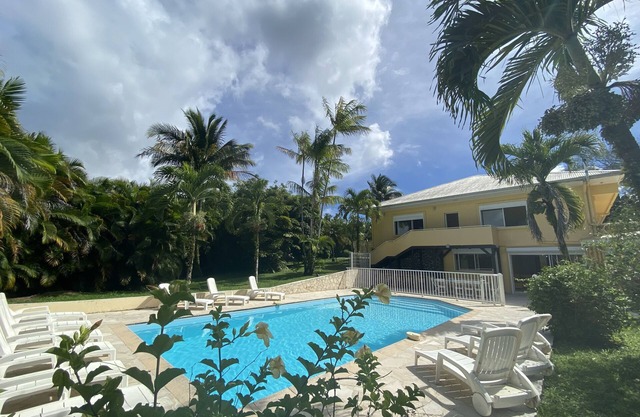 Villa de lujo, clasificada 4 estrellas, 4 llaves de vacaciones, piscina y jardín.