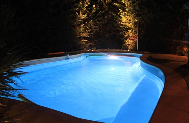 Villa con piscina entre mar y montaña.
