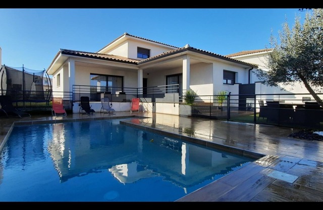 Villa con piscina cerca de las playas