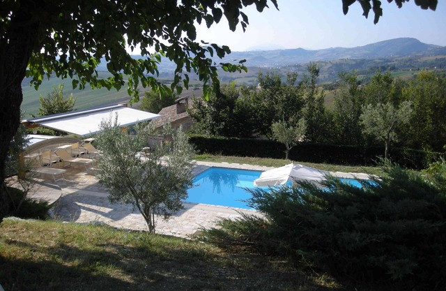 Villa con piscina, no muy lejos del mar, zona tranquila, con unas vistas impresionantes