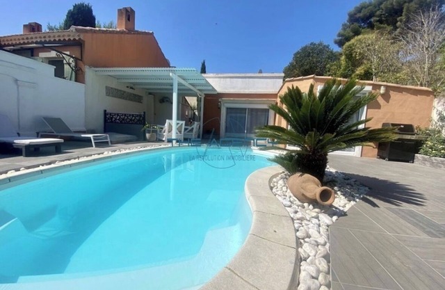 Villa with pool 200 m from the beach