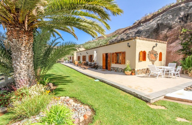 Chalet con piscina , jardines y árboles frutales