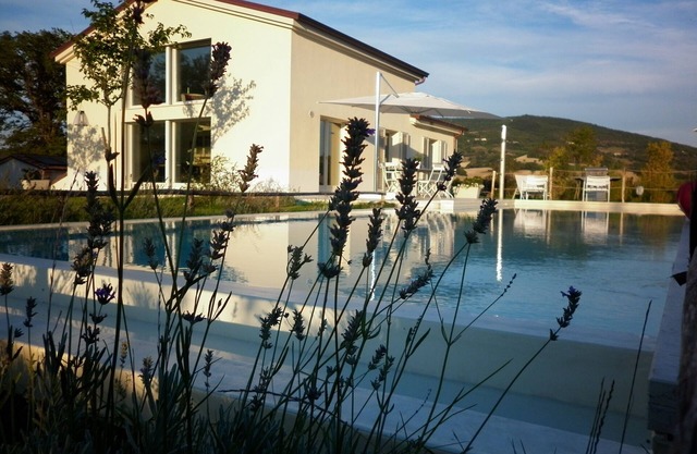 Villa con piscina inmersa en las colinas de Le Marche: gran jardín, jacuzzi + sauna y otros