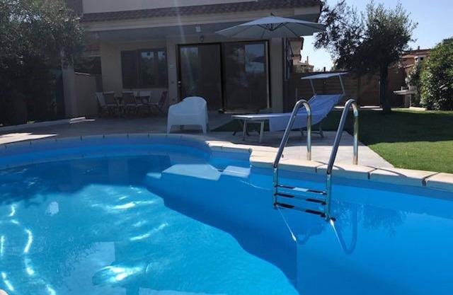Villa con piscina en un pueblo tranquilo cerca de la hermosa playa de arena de Costa Rei