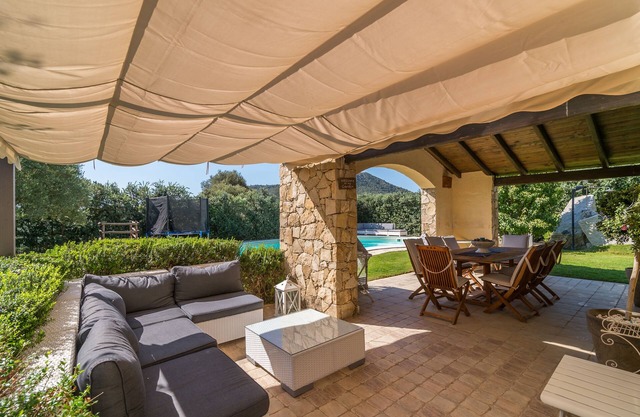 Villa con piscina en Castiadas con interiores finos, a pocos kilómetros del mar