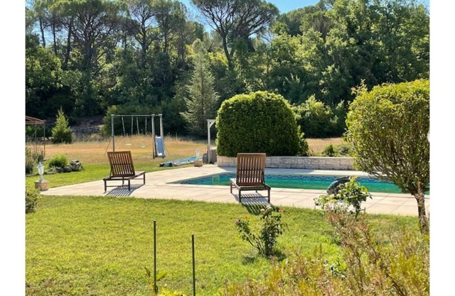 Villa with pool in the heart of green Provence
