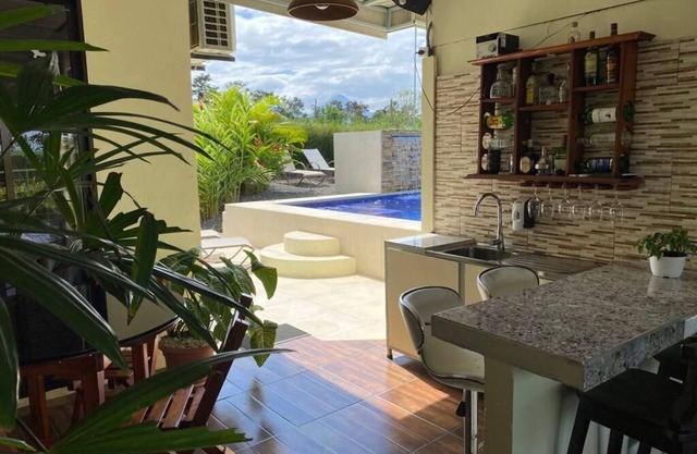 Villa con piscina/ La Fortuna/ Volcán Arenal/*Descuentos semanales y mensuales!*