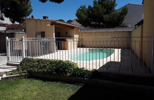 villa con piscina cerca de AVIGNON