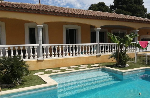 Villa con piscina cerca del mar