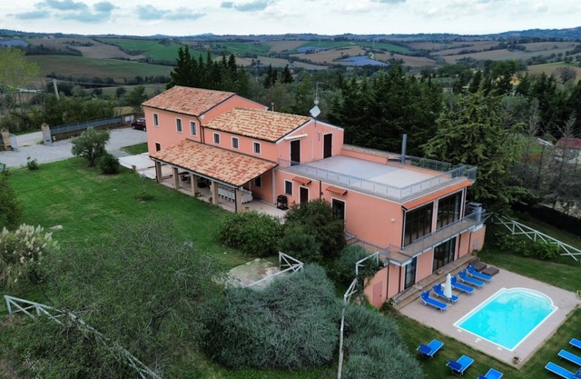 Villa with pool: sea and land in the beautiful Marche hills