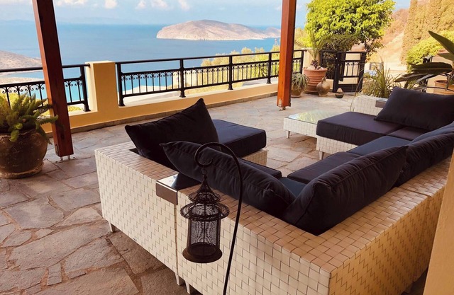 Villa con piscina y vistas al mar Fitness