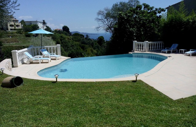 Villa with pool, sea view 10 min from beaches
