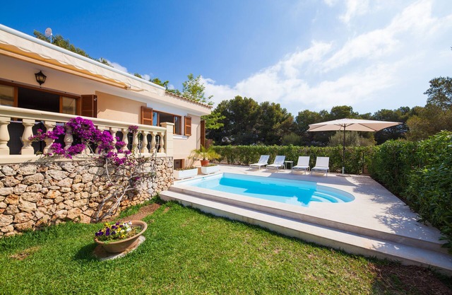 CHALET CON PISCINA SITUADO ENTRE LAS PLAYAS DE CALA MENDIA Y CALA ANGUILA