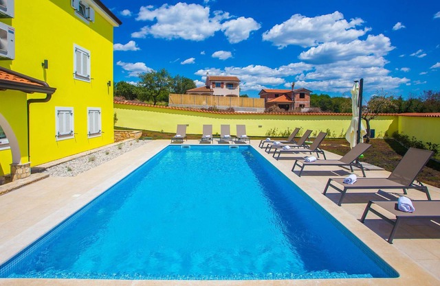 Villa con piscina, cocina de verano y jardín cerrado para 16 personas en Porec