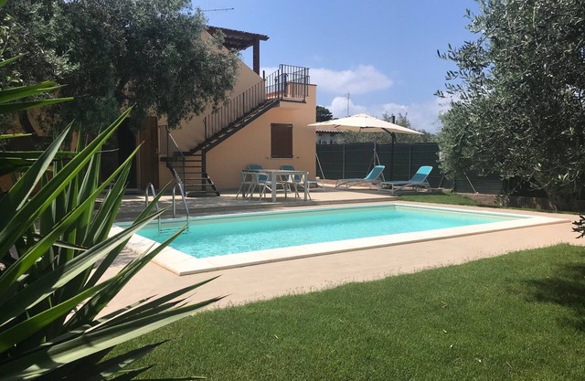 Villa con piscina rodeada de olivares. Con vista al mar. Casa en campagna.