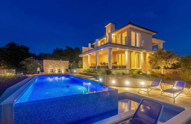 Villa with pool, whirlpool, beach, quiet location - TRAVELER Reiseburo Krk - ID 2374