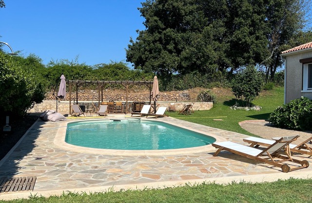Villa con piscina privada y parking, jardín privado, capacidad máxima 10 pers.