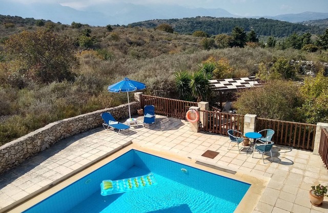Villa con piscina privada, hermosas vistas a poca distancia del pueblo de Vamos