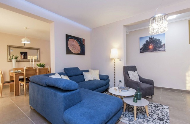 Villa en Debeljak con piscina climatizada