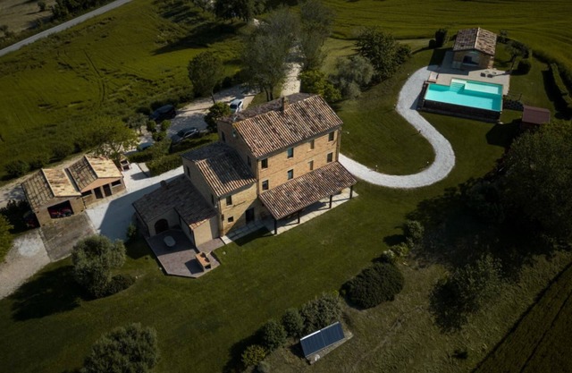 Villa con piscina privada y zona de bienestar en el corazón de Le Marche