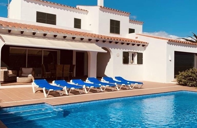 Villa con piscina privada y vistas al mar
