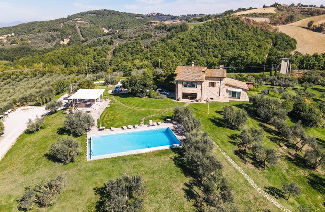 Villa with private pool and air conditioning. At 10km from Todi, 3km village