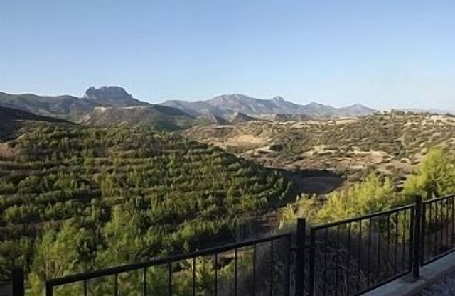 Villa con piscina privada, vistas a la montaña y al mar