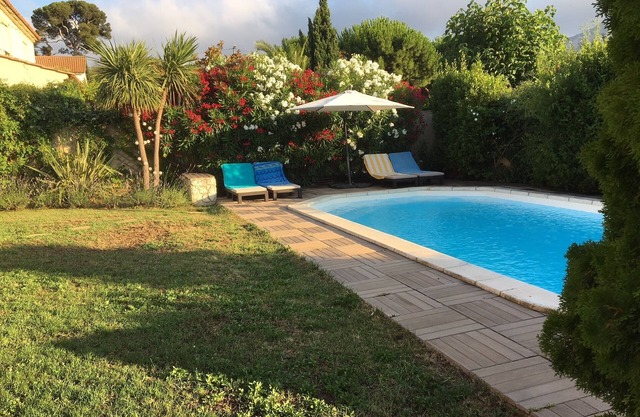 Casa con piscina y vistas a las colinas.