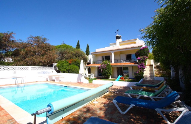 Villa con piscina privada a poca distancia de servicios, playas, centro de la ciudad